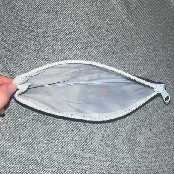 Hi, selling this cute case (could be for pencils ✏️, makeup 💄,receipts 🧾, etc) - Picture 3 of 5